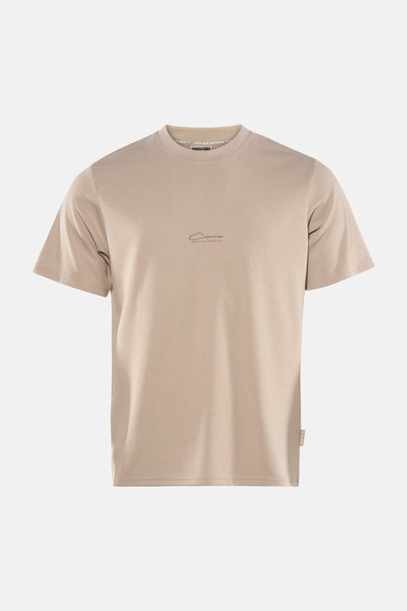 T-shirt beige à manches courtes de CORE BY JACK & JONES, porté avec un jean foncé et des chaussures claires.
