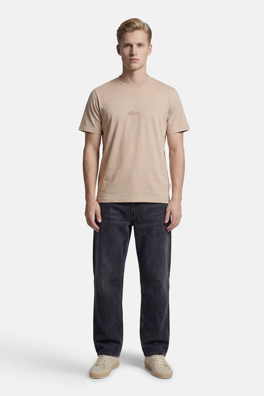 Beige T-shirt met korte mouwen van CORE BY JACK & JONES, gedragen met een donkere jeans en lichte schoenen.