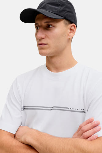 T-shirt blanc à manches courtes de CORE by JACK & JONES, avec une fine rayure et le nom de la marque sur la poitrine.