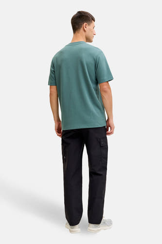 T-shirt vert à manches courtes CORE BY JACK & JONES, vu de dos, avec pantalon noir et baskets blanches.