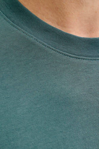 T-shirt à manches courtes vert de CORE BY JACK & JONES, gros plan sur l'encolure et la texture du tissu.