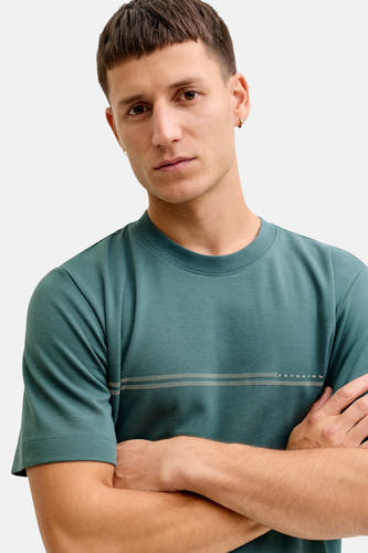 T-shirt à manches courtes vert de CORE BY JACK & JONES, avec une rayure horizontale et des bras croisés.