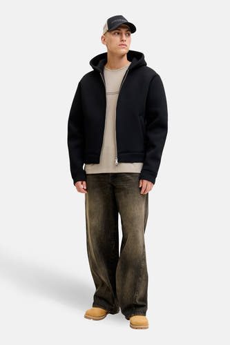 T-shirt beige à manches courtes de CORE by JACK & JONES, avec deux rayures horizontales et un jean noir.