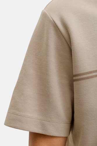 T-shirt beige à manches courtes de CORE BY JACK & JONES, avec une double rayure sur la poitrine.