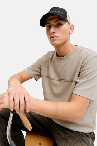T-shirt beige à manches courtes de CORE BY JACK & JONES, avec un subtil détail de rayures et de logo.