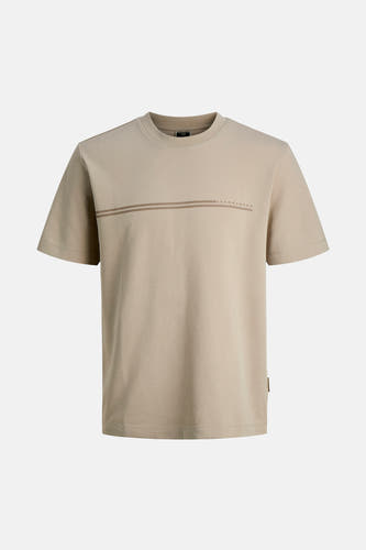 T-shirt beige à manches courtes de CORE by JACK & JONES, avec deux rayures horizontales et le nom de la marque sur la poitrine.