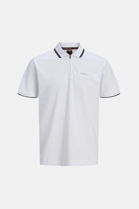 Polo blanche de CORE BY JACK & JONES avec col zippé, doubles rayures noires sur le col et les manches, et un logo à pois sur la poitrine.