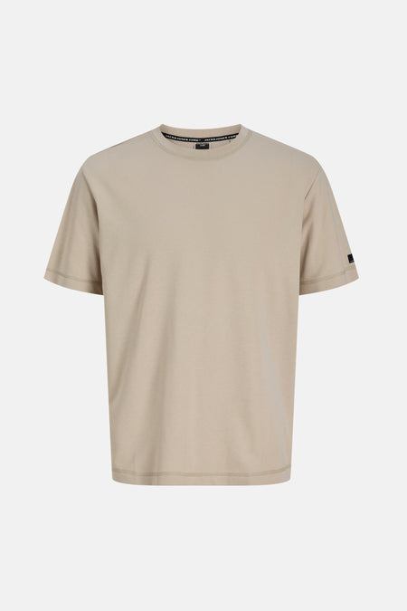 T-shirt beige à manches courtes de CORE by JACK & JONES, avec un col rond et un petit logo sur la manche.