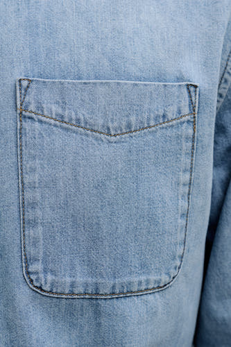 Chemise en denim bleu clair d'ORIGINALS BY JACK & JONES, avec une poche poitrine et des surures contrastantes.