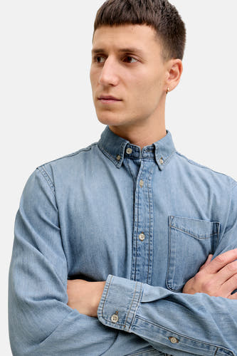 T-shirt en jeans de denim bleu clair d'ORIGINALS BY JACK & JONES, avec longues manches et bras croisés.