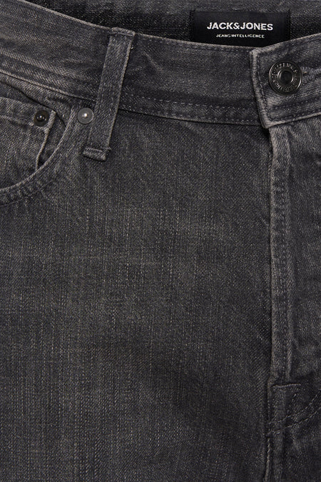 Short en jean gris délavé de JACK & JONES JEANS INTELLIGENCE, gros plan sur la ceinture et la poche, avec une texture subtilement vieillie.