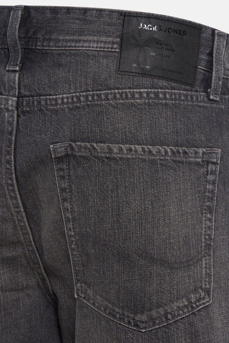 Short en jean de couleur grise de JACK & JONES JEANS INTELLIGENCE, avec un style classique à cinq poches et des coutures sur la poche arrière.
