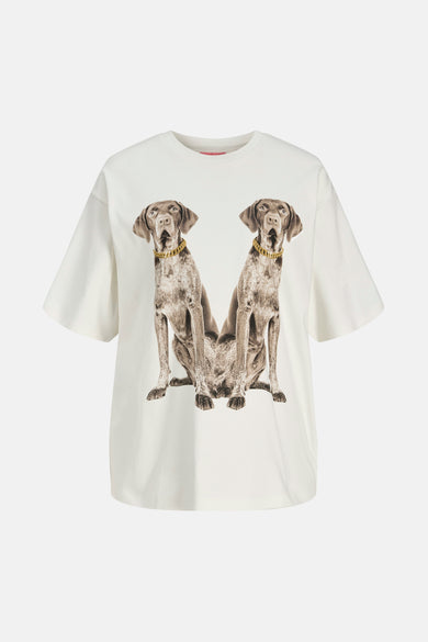 T-shirt blanc à manches courtes de JJXX, gros plan sur la ligne du col et étiquette de marque rose.