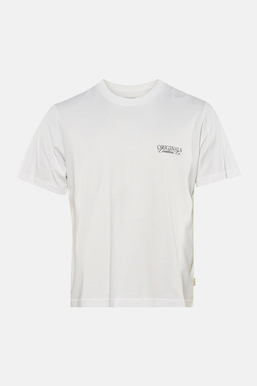 T-shirt blanc à manches courtes de ORIGINALS BY JACK & JONES, avec un petit logo sur la poitrine, porté avec un jean déchiré.