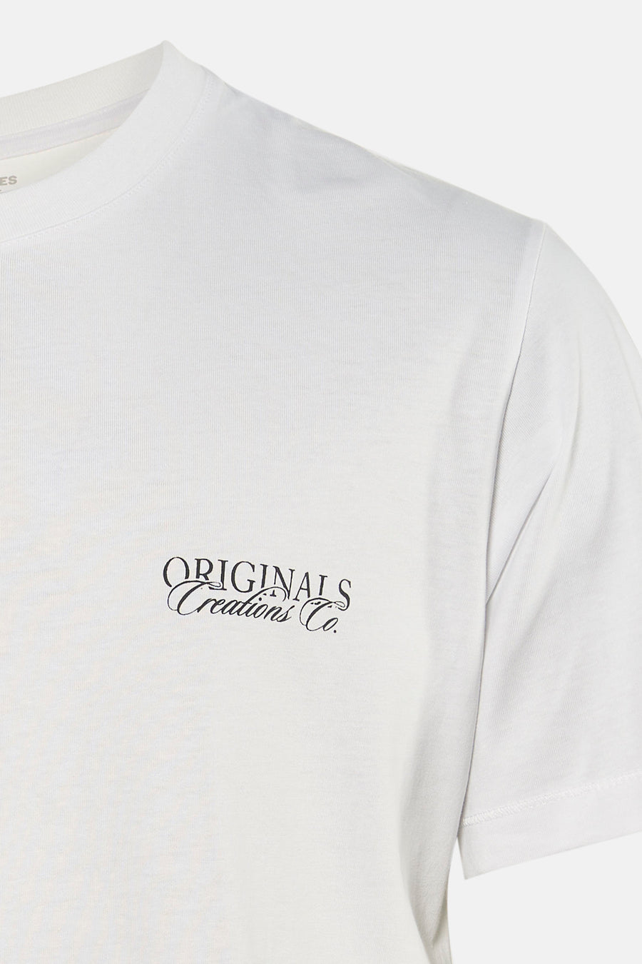 T-shirt blanc à manches courtes de ORIGINALS BY JACK & JONES, avec un imprimé texte décoratif noir sur la poitrine.