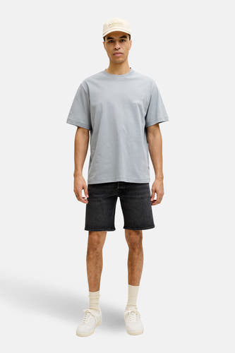 T-shirt bleu à manches courtes de ORIGINALS BY JACK & JONES, porté avec un short en jean noir, des chaussettes blanches et des baskets.