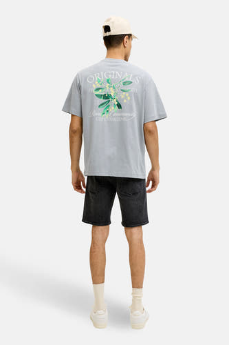 T-shirt bleu à manches courtes de ORIGINALS BY JACK & JONES, avec imprimé au dos, combiné avec un short en jean noir.