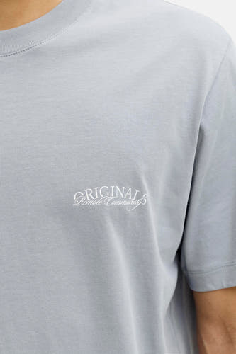 T-shirt bleu à manches courtes de ORIGINALS BY JACK & JONES, avec un petit imprimé texte blanc.