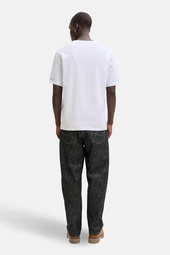Wit T-shirt met korte mouwen van ORIGINALS BY JACK & JONES, gezien van achteren, gecombineerd met donkere jeans en bruine schoenen.
