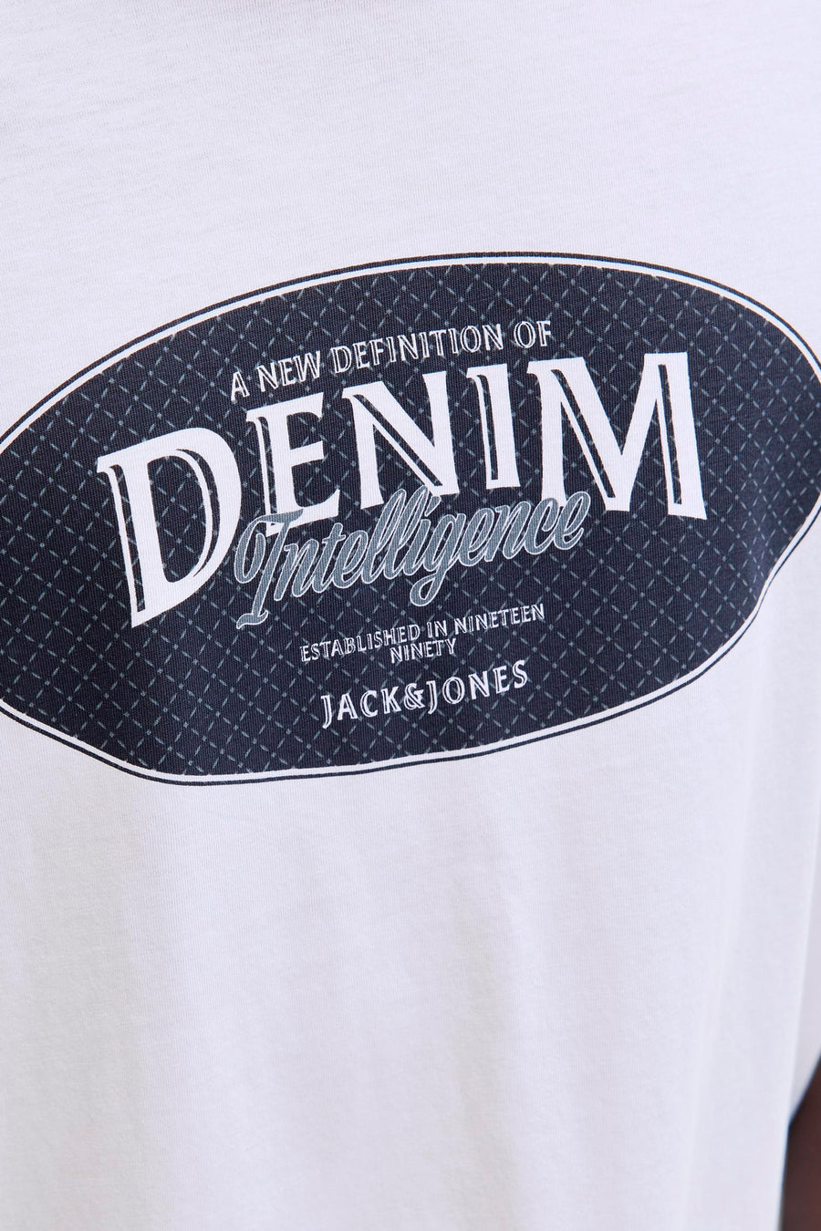 T-shirt blanc à manches courtes de Jack & Jones, avec une impression audacieuse sur la poitrine.