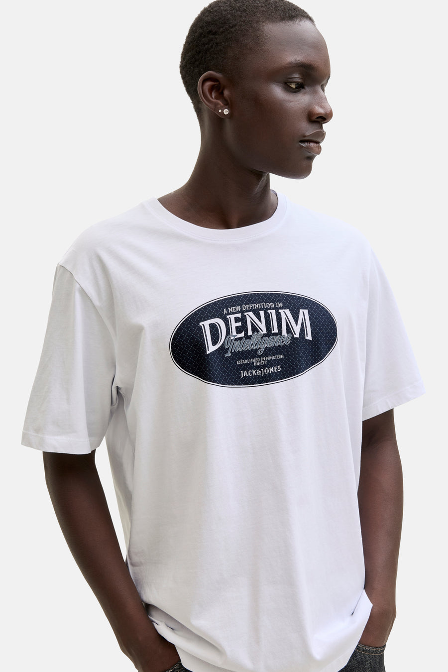 T-shirt blanc à manches courtes d'ORIGINALS BY JACK & JONES, avec une impression ovale bleu foncé sur la poitrine.