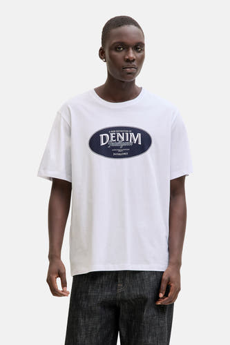 T-shirt blanc à manches courtes d'ORIGINALS BY JACK & JONES, vu de dos, associé à des jeans foncés et des chaussures marrons.