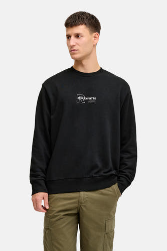 Pull noir de JJREBEL, avec un petit imprimé blanc sur la poitrine et des bords côtelés.