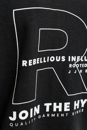 Sweat-shirt noir de JJREBEL, avec un grand 'R' blanc et des détails textuels.