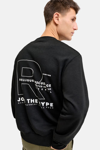 Pull noir à col rond de JJREBEL, avec imprimé texte blanc au dos.