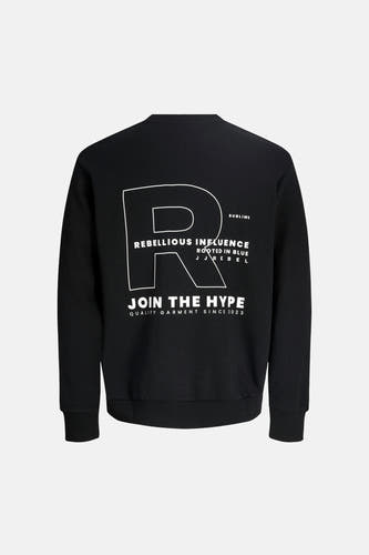 Pull noir à col rond de JJREBEL, avec texte blanc et un grand 'R' dans le dos.