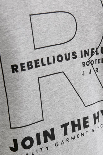 Sweat-shirt gris de JJREBEL, avec un imprimé frappant de la lettre "R" et le texte "REBELLIOUS INFLUENCE".