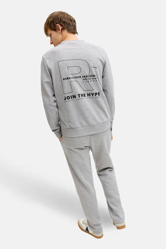 Sweat-shirt gris à col rond de JJREBEL, avec imprimé au dos et un jogging assorti.