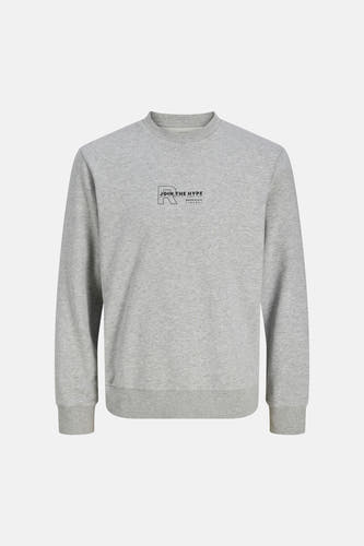 Pull gris de JJREBEL, avec un petit imprimé noir sur la poitrine.