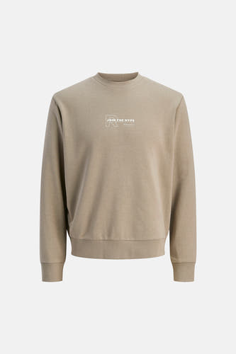 Pull marron de JJREBEL, à manches longues et avec un imprimé blanc sur la poitrine.