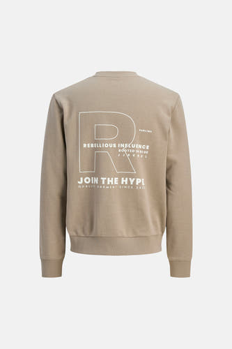 Pull marron de JJREBEL avec imprimé texte blanc au dos.