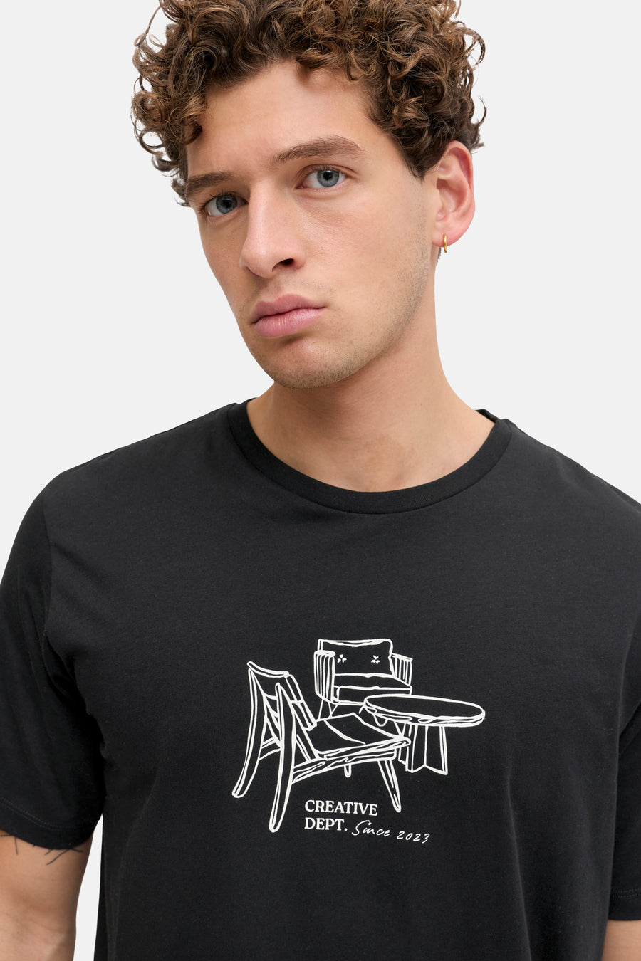 T-shirt noir à manches courtes de JJREBEL, avec un imprimé graphique blanc de chaises et une table.
