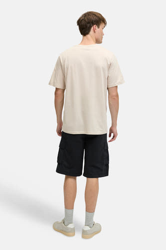 T-shirt beige à manches courtes JJREBEL, vu de dos, associé à un short noir et des chaussettes grises.