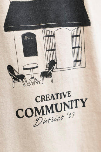 T-shirt beige à manches courtes de JJREBEL, avec un imprimé noir et blanc d'un café et du texte.