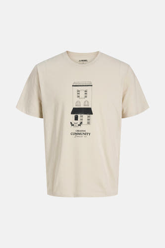 T-shirt beige à manches courtes de JJREBEL, avec un dessin noir et blanc d'une maison et "creative community".