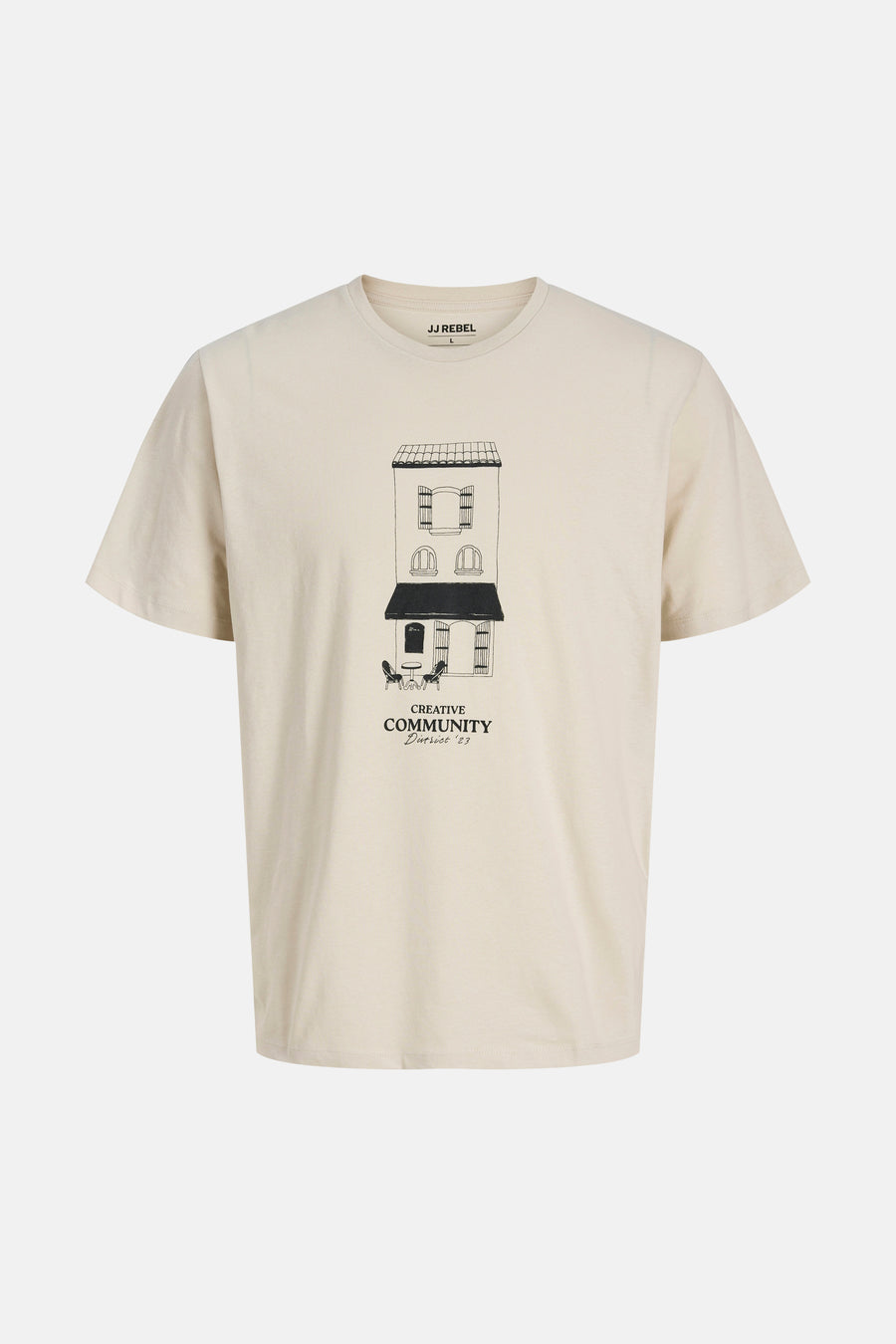 T-shirt beige à manches courtes de JJREBEL, avec un dessin noir et blanc d'une maison et "creative community".