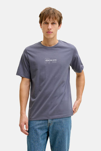 T-shirt bleu à manches courtes de JJREBEL, avec un petit imprimé sur la poitrine, combiné avec un jean bleu et des baskets blanches.