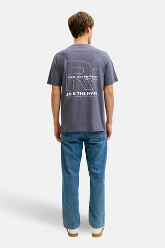 T-shirt bleu à manches courtes de JJREBEL, avec un grand imprimé 'R' blanc dans le dos.