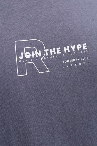T-shirt bleu à manches courtes de JJREBEL, avec un imprimé blanc de texte et de lignes.