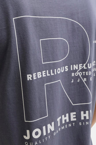 T-shirt bleu à manches courtes de JJREBEL, avec un imprimé graphique en blanc et un style décontracté.