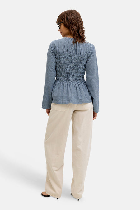 Chemisier à manches longues bleu de JJXX, avec un détail froncé au dos et des jambes larges et longues.
