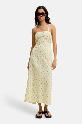 Robe midi jaune à fines bretelles de JJXX avec imprimé citron sur fond à carreaux vichy, portée par un mannequin.