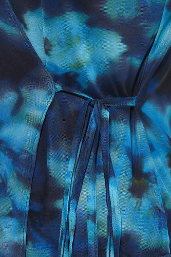 T-shirt bleu de JJXX avec un motif tie-dye et une taille nouée.