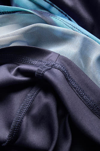 Robe bleue sans manches de JJXX, avec une coupe ajustée et des détails en tissu mesh.