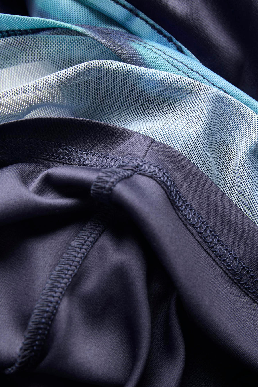 Robe bleue sans manches de JJXX, avec une coupe ajustée et des détails en tissu mesh.