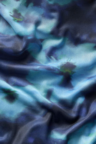 Robe bleue sans manches de JJXX, avec des motifs abstraits et flous en bleu et vert.